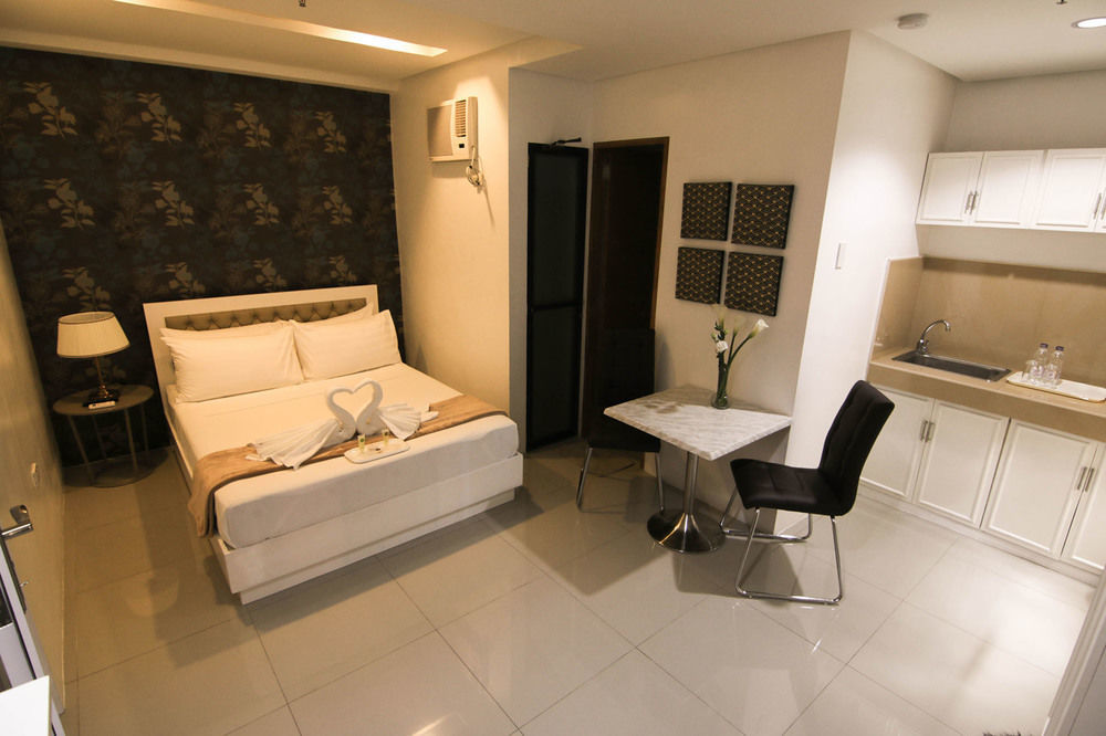 Baymont Suites & Residences Paranaque City Exterior photo