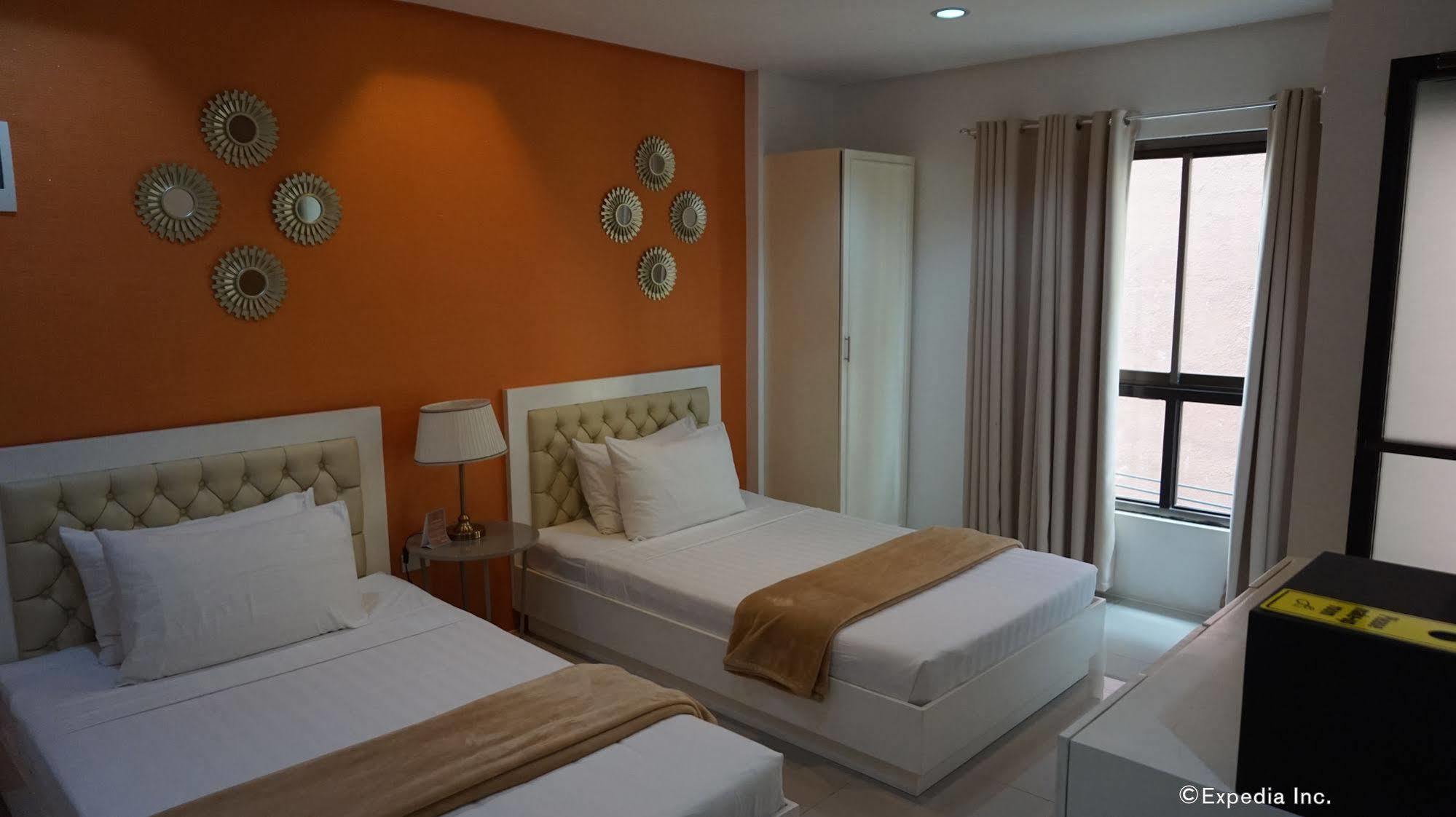 Baymont Suites & Residences Paranaque City Exterior photo