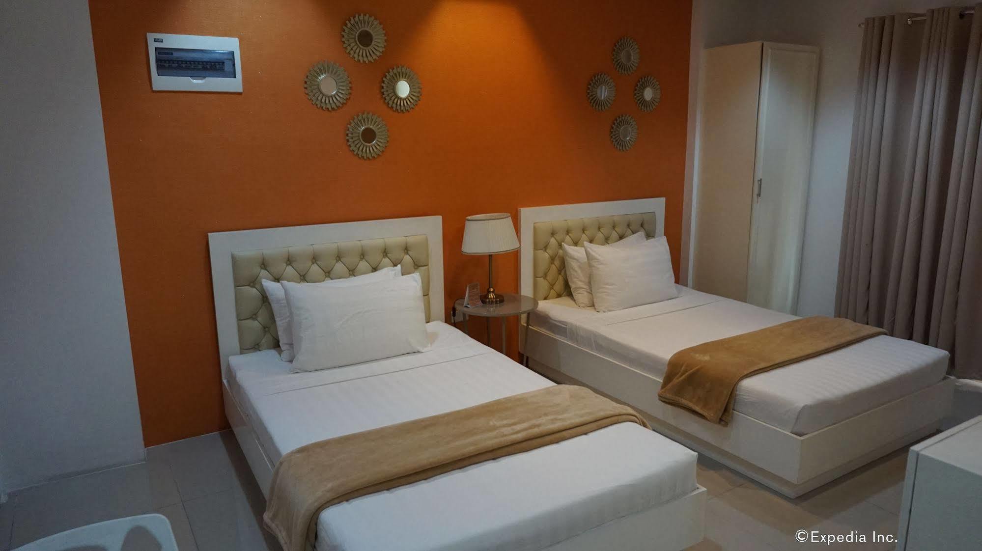 Baymont Suites & Residences Paranaque City Exterior photo